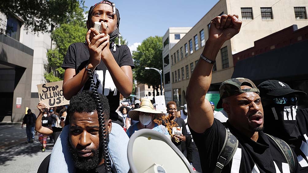 Atlanta: Otro crimen racial, disturbios con 36 detenidos y renunció la jefa de la policía