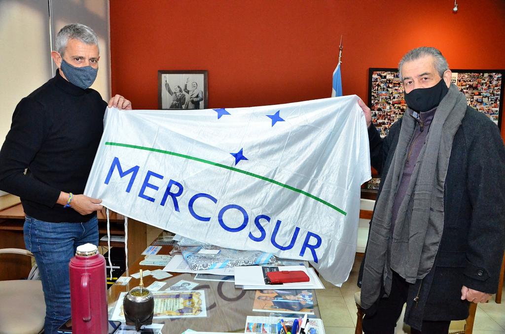 Fernández recibió la bandera del Parlasur
