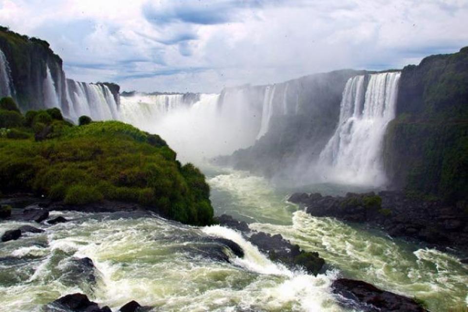 Las Cataratas del Iguazú y el Valle de la Luna reabren para caminatas