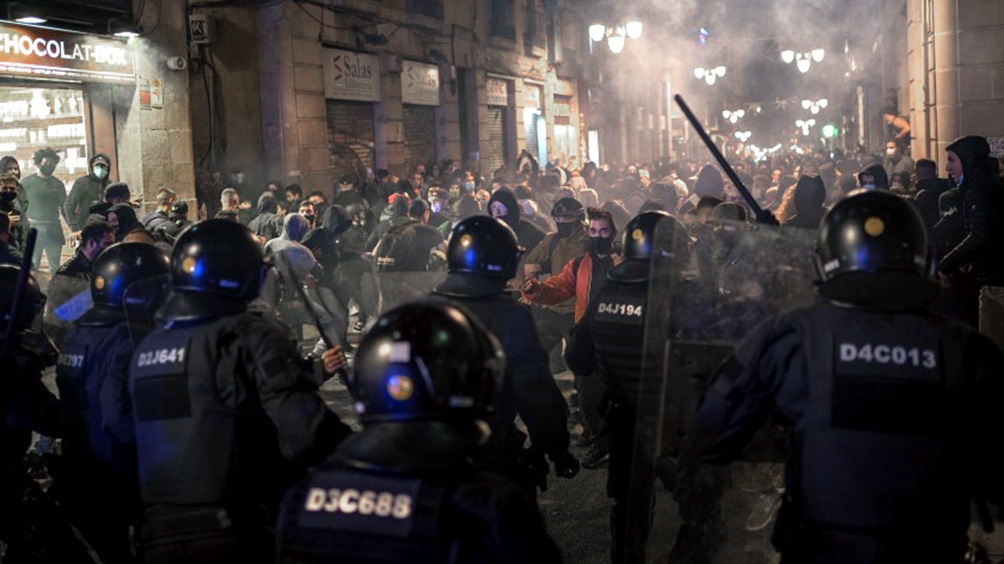 España: decenas de detenidos durante las protestas por las restricciones