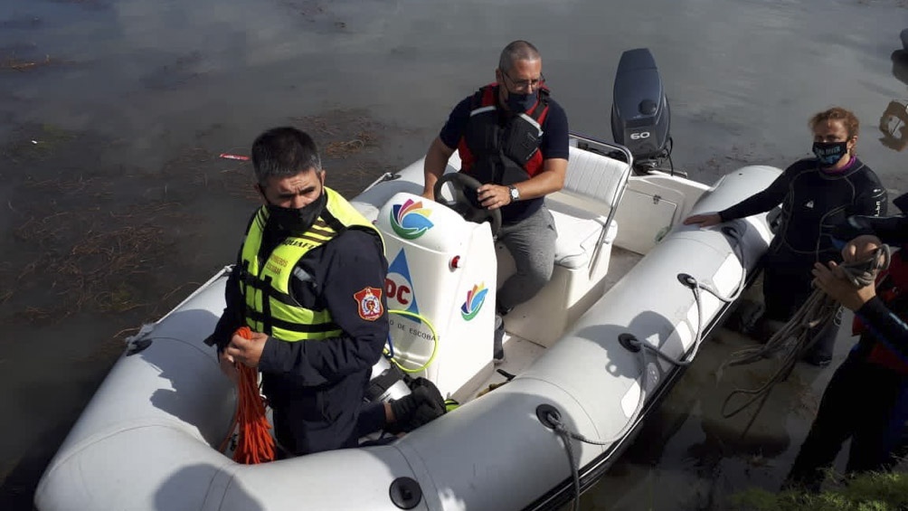 Encontraron el cuerpo del joven que ingresó con un kayak al lago artificial de un country