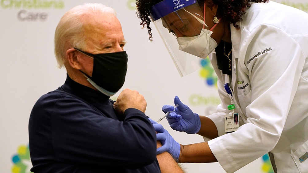 Joe Biden se aplicó la tercera dosis de la vacuna