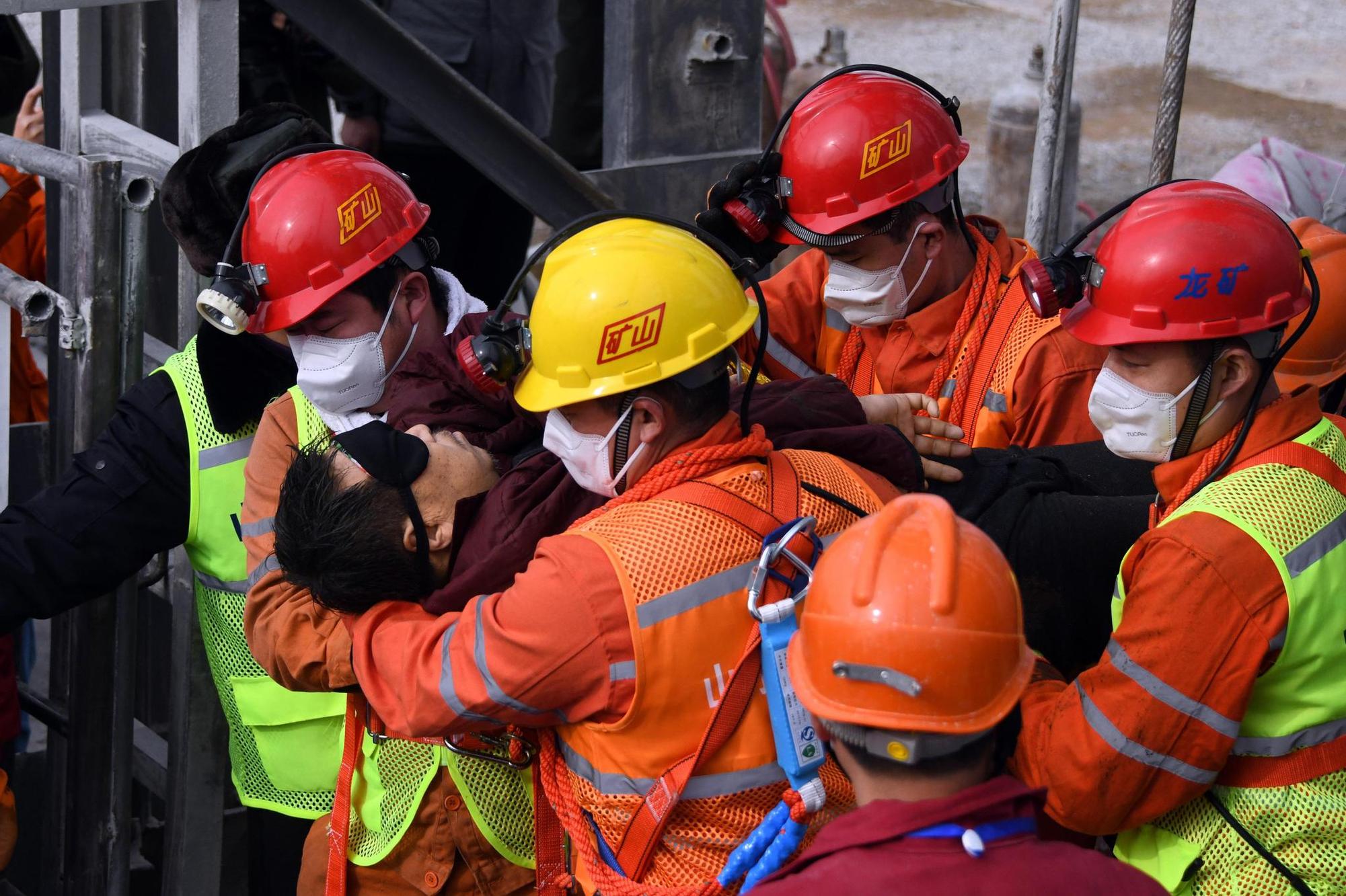 China: rescatan a once mineros atrapados desde hace dos semanas en una mina de oro