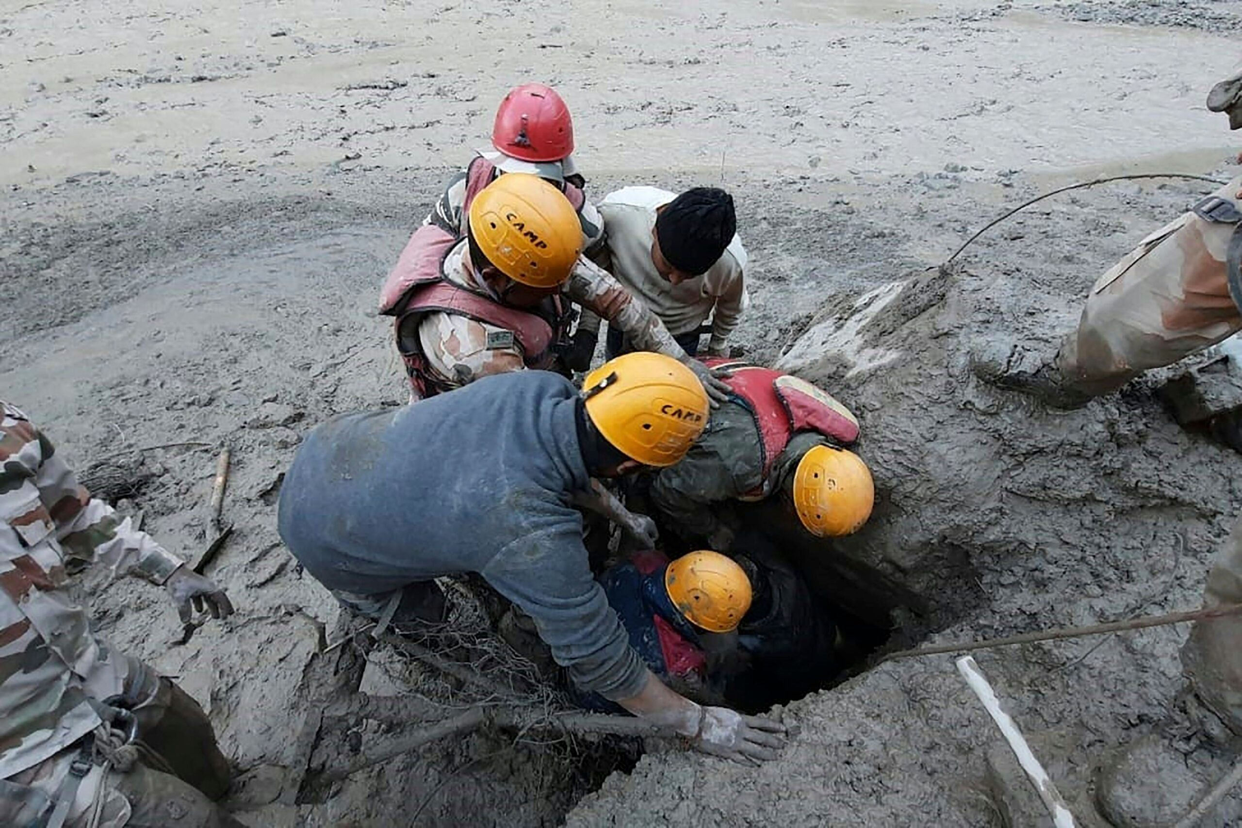 Himalaya: Al menos 9 muertos y unos 150 desaparecidos tras una avalancha