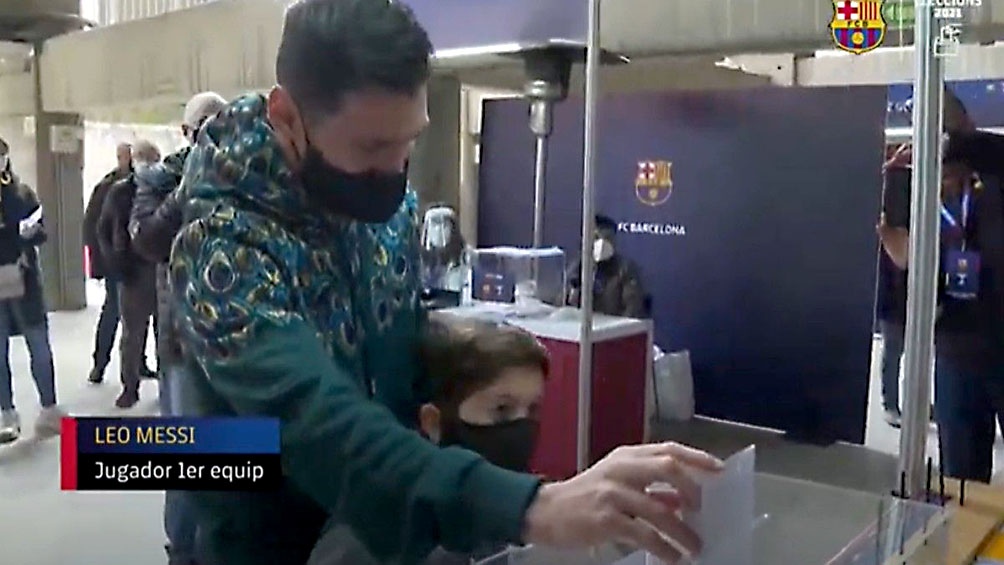 Messi votó por primera vez en las elecciones a la presidencia del Barcelona