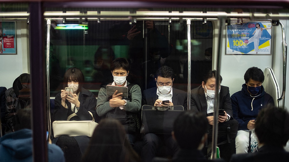 El repunte de contagios obliga a endurecer restricciones en Japón y Corea del Sur