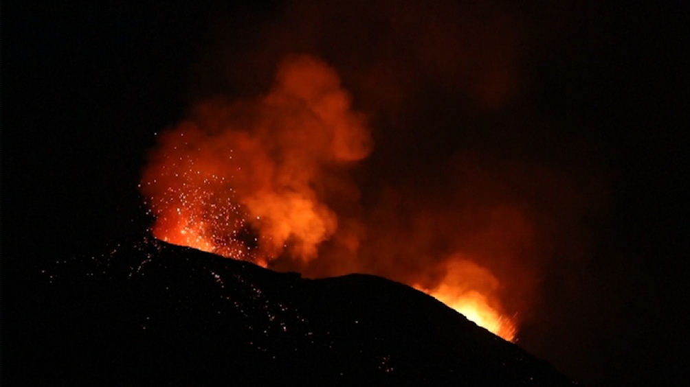 Evacúan entre 12 y 15 mil personas tras la erupción del volcán de la isla San Vicente