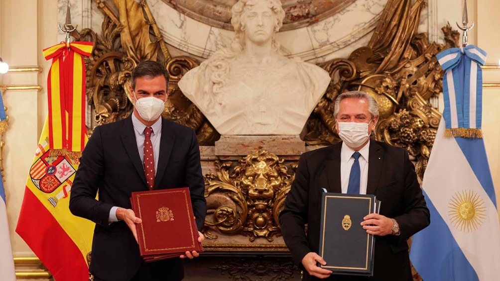 El presidente español, a favor de que se acepte la vacuna Sputnik V para ingresar en la UE