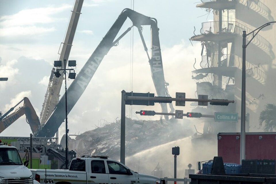Un incendio complica las labores de rescate en Miami