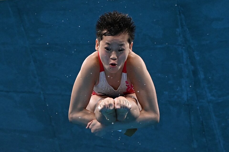 Juegos Olímpicos: tiene 14 años y fue oro con tres saltos perfectos