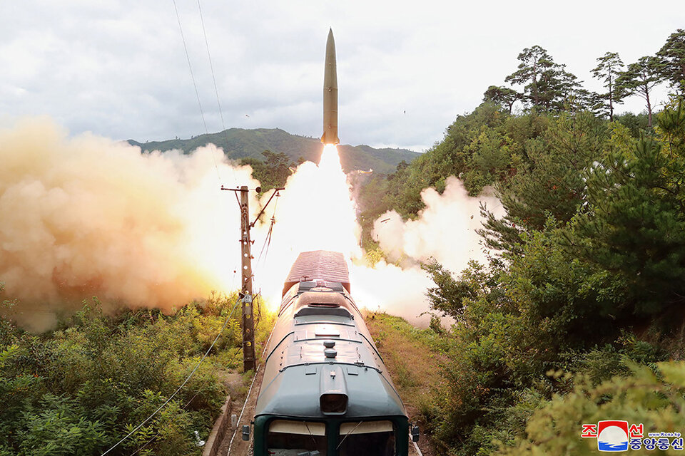Corea del Norte disparó misiles desde un tren