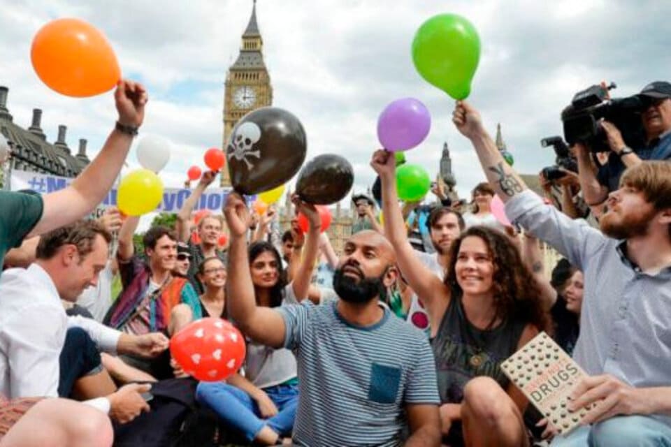 Reino Unido: preocupa el consumo del «gas de la risa» entre los jóvenes