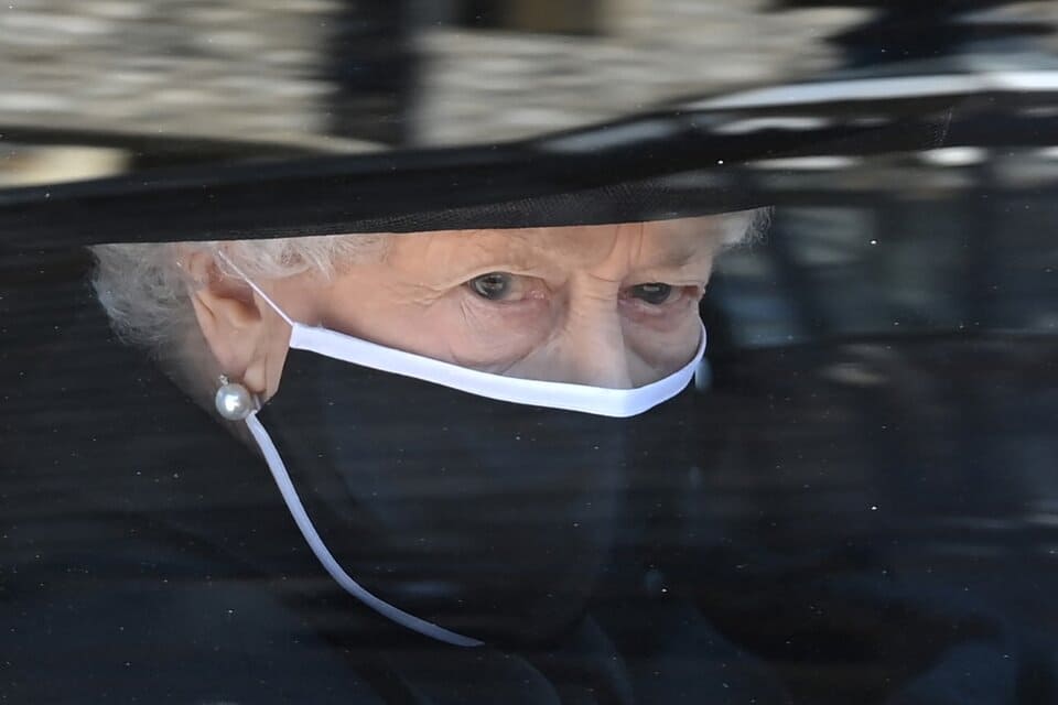 La reina Isabel volvió al castillo de Windsor tras pasar una noche en el hospital