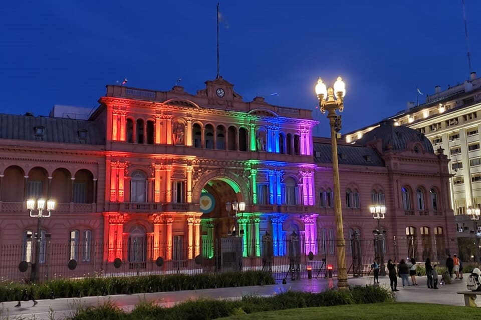 La Casa Rosada se iluminó con los colores del orgullo LGBTI+