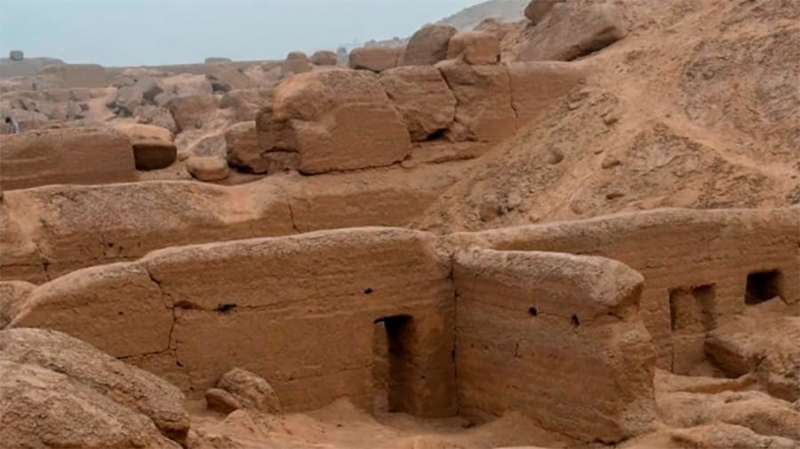Hallaron una momia de 800 años en una misteriosa posición