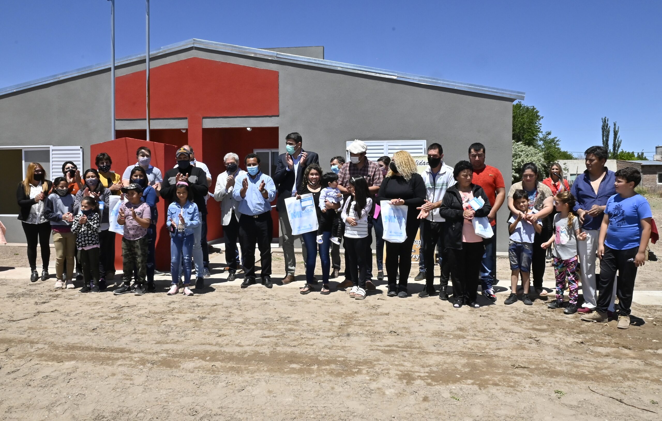 Seis familias de La Humada recibieron las llaves de sus viviendas