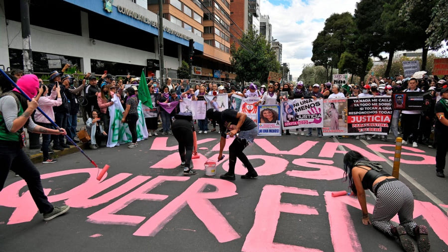Ecuador: cientos de mujeres protestaron en las calles contra la violencia de género