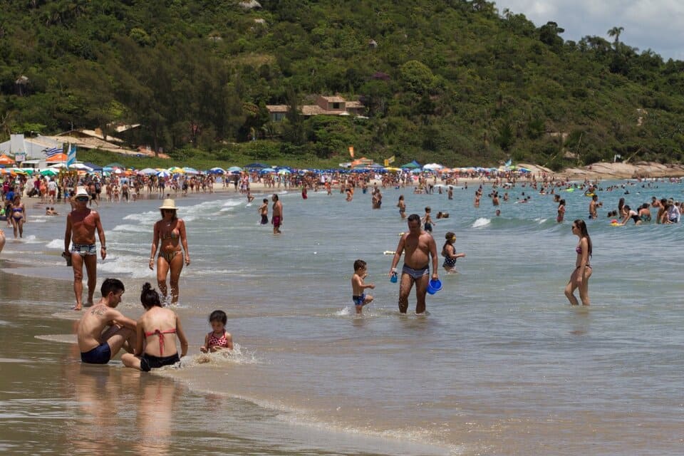 Alerta por una epidemia en un balneario de Brasil que eligen miles de argentinos