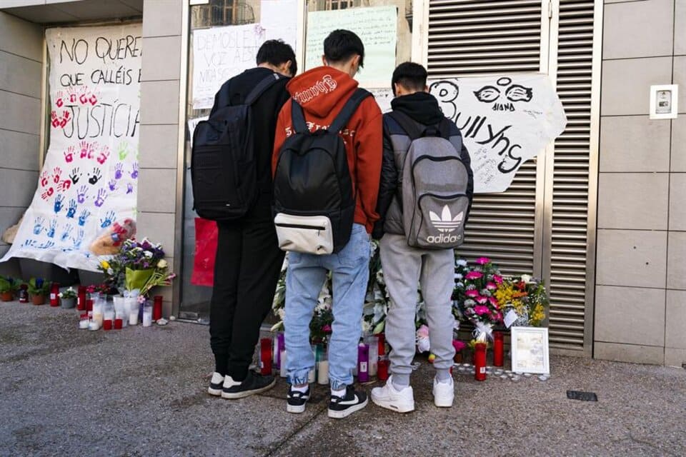 Vandalizaron el santuario que habían armado en la puerta del edificio de las gemelas argentinas