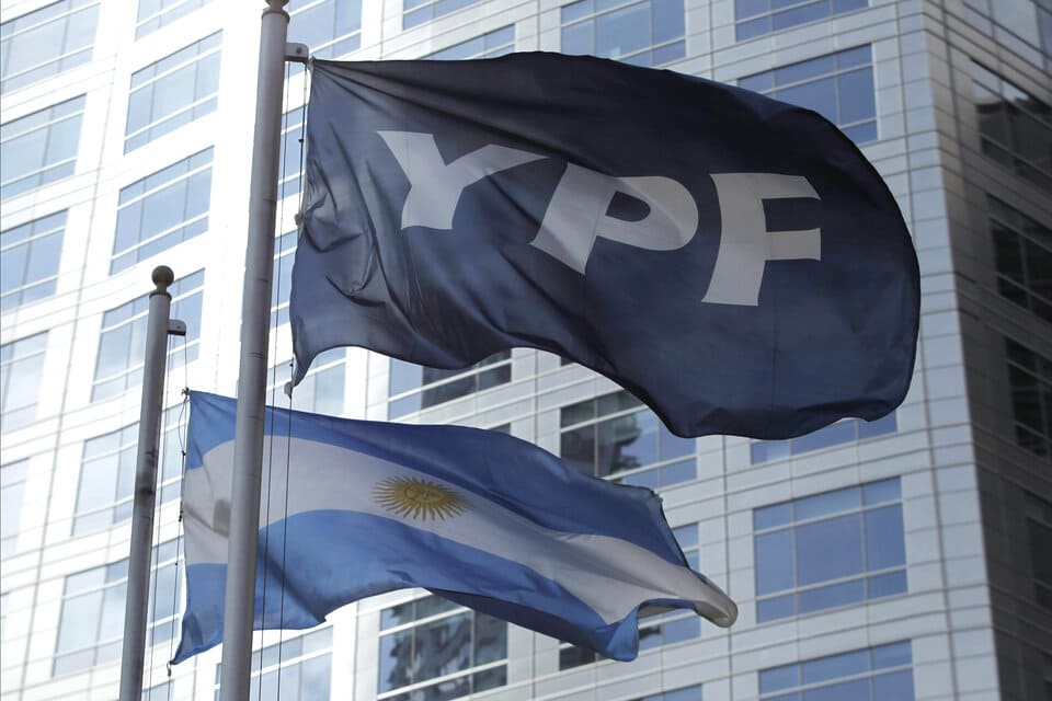 YPF aplicó un aumento en la nafta en medio de la transición de gobierno