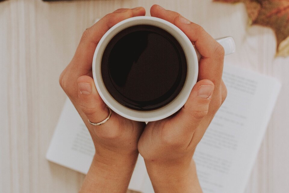 Tomar dos o tres tazas de café o té a diario protege la salud del cerebro