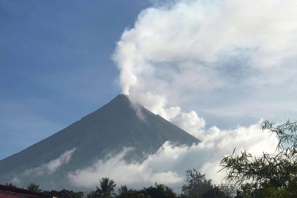 Evacúan a miles de personas en Filipinas por la erupción del volcán Mayón