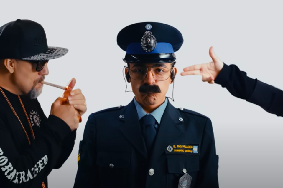 Trueno se disfraza del «Fino» Palacios en su nuevo video junto a Cypress Hill