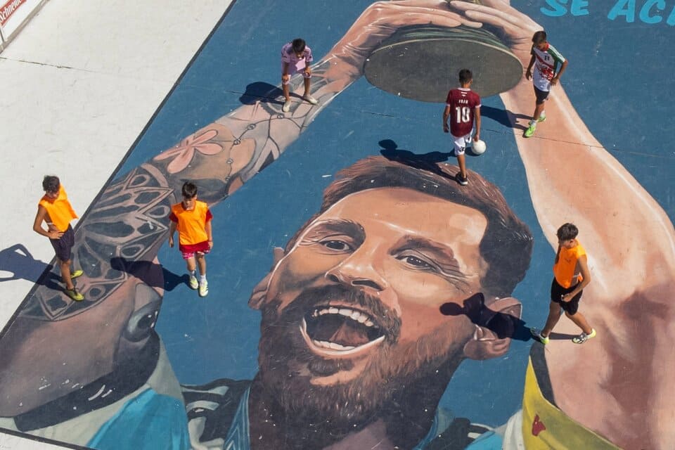 Así se ve el mural gigante de Lionel Messi en una playa de Mar del Plata