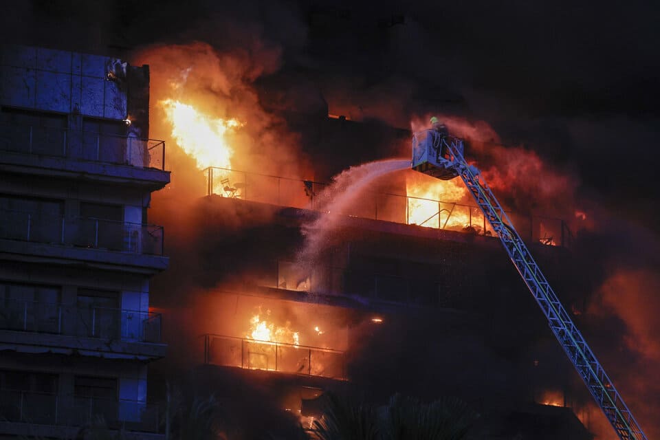 España: un incendio afecta dos edificios de 14 pisos en Valencia y hay personas atrapadas